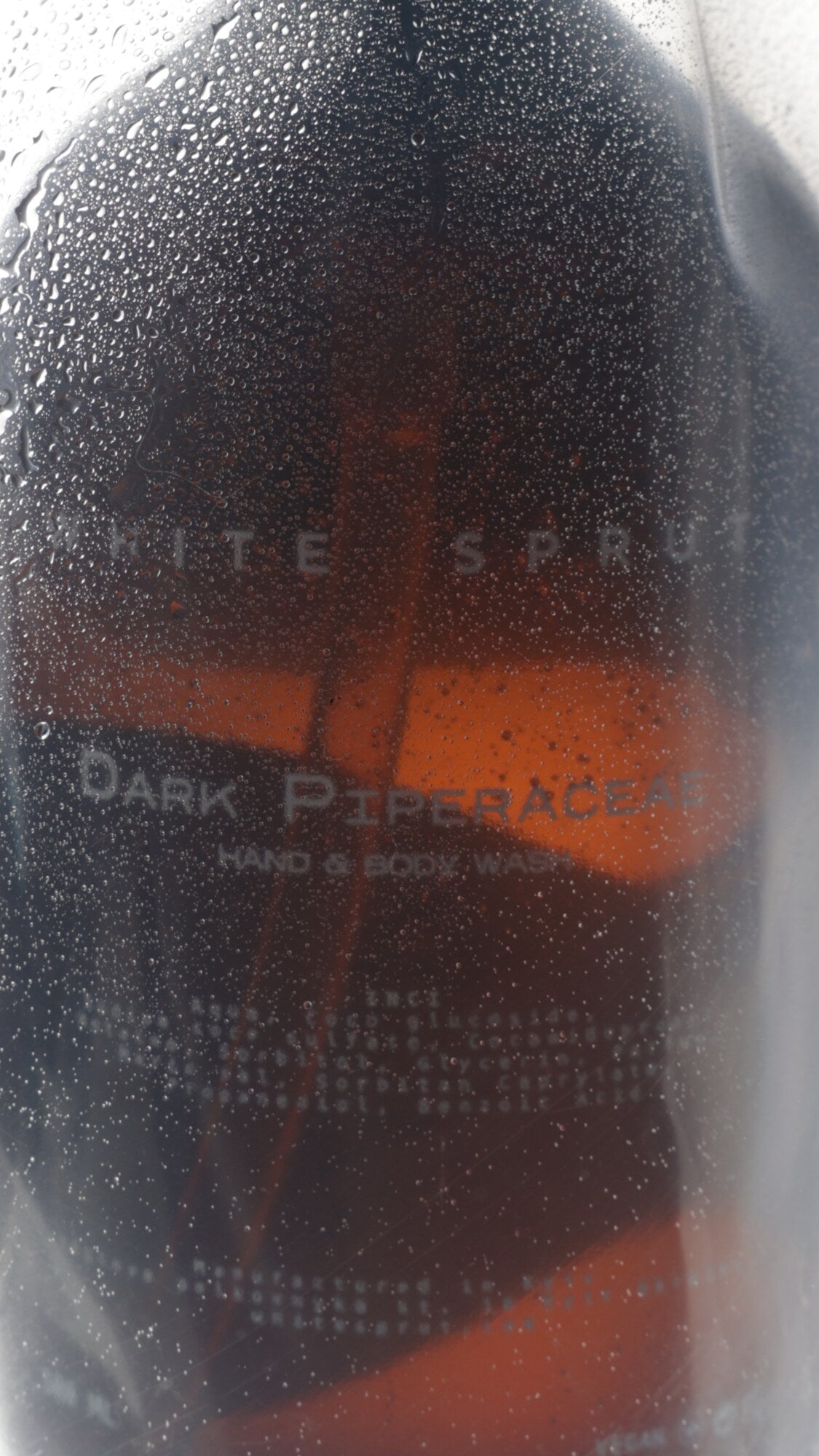 DARK PIPERACEAE Hand & Body Wash — флакон у композиції, White Sprut
