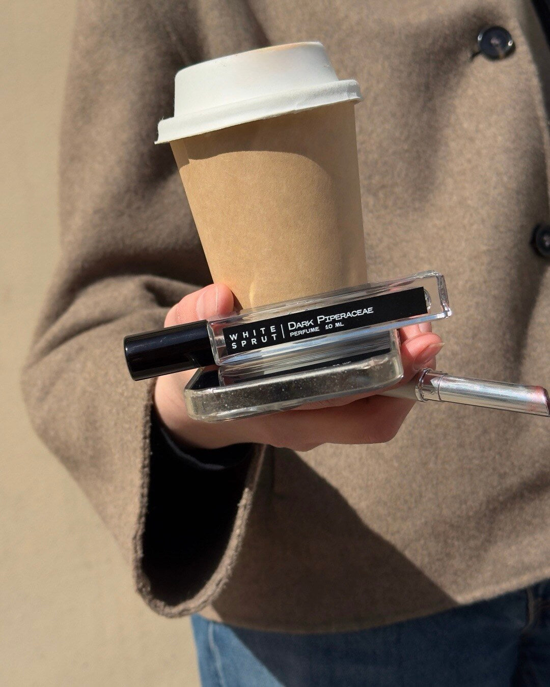 DARK PIPERACEAE Perfume — флакон у руці, White Sprut